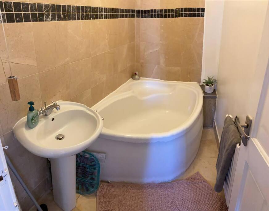 3 Double Bedroomed Flat, Acton. London, Uk Zewnętrze zdjęcie