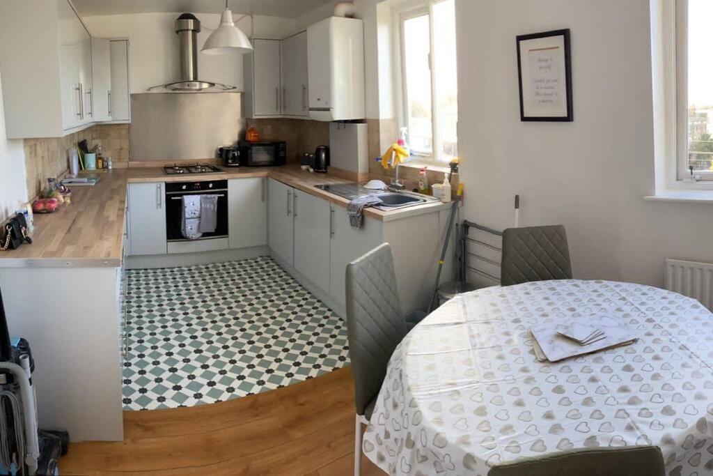 3 Double Bedroomed Flat, Acton. London, Uk Zewnętrze zdjęcie